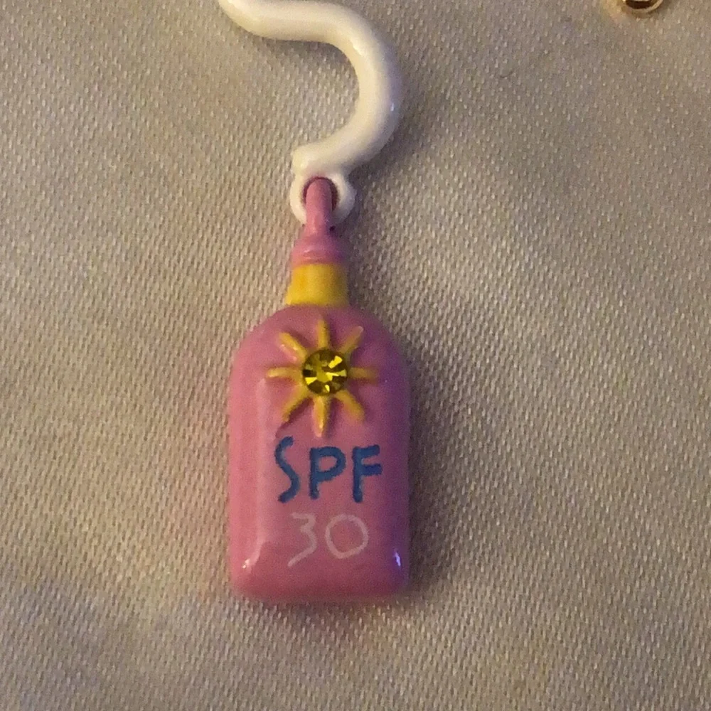 Betsey Johnson Bikini & Sunscreen Mismatch Drop Earrings Acrylic Heart NWT - Picture 7 of 14